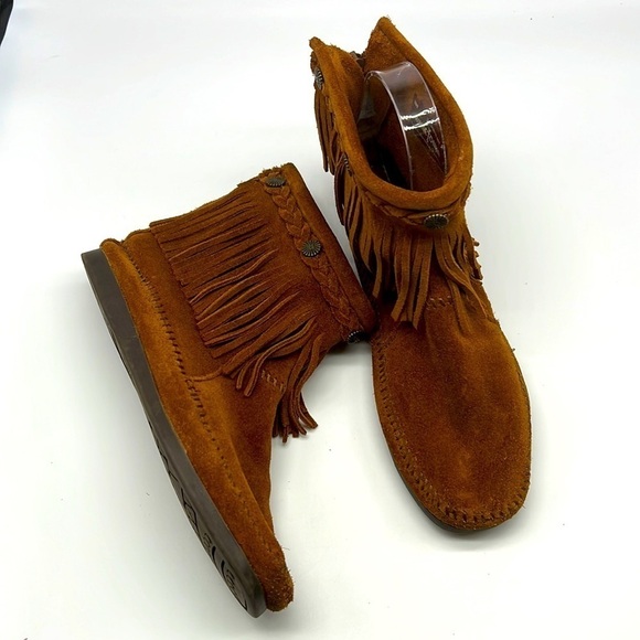 Minnetonka - High Top Brown Suede Fringe With Metal Design  Zip Up Ankle Boot 7 - Picture 1 of 13